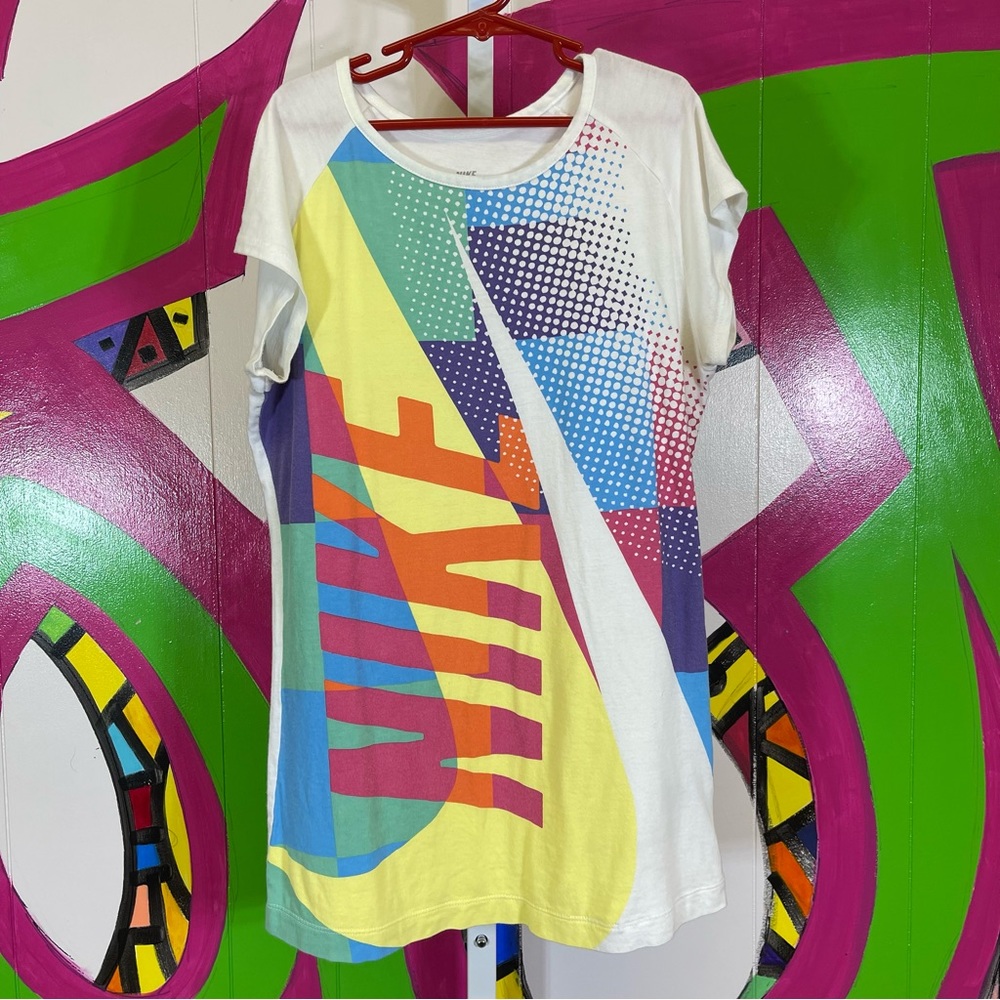 Nike Sportswear, Girls Graphic T-Shirt. Size Youth XL. In excellent condition!